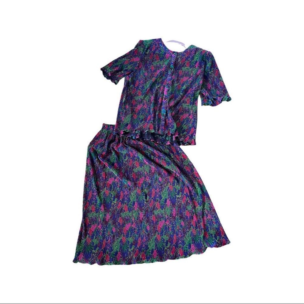 Bonheur : vintage button up top and matching floral skirt